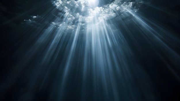Sonnenstrahlen und Licht, das durch die Oberfläche des Ozeans scheint, gesehen von unter Wasser auf schwarzem Hintergrund