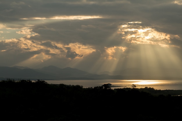 Sonnenstrahlen während des Sonnenaufgangs über dem Berg