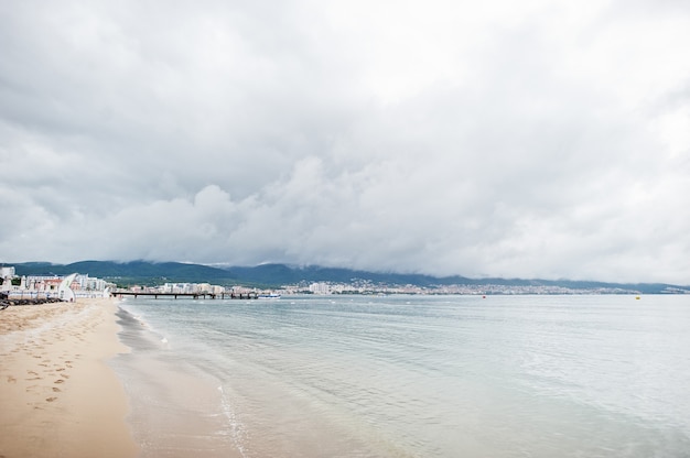 Sonnenstrand am Schwarzen Meer in Bulgarien. Sommerurlaub Reise Urlaub.