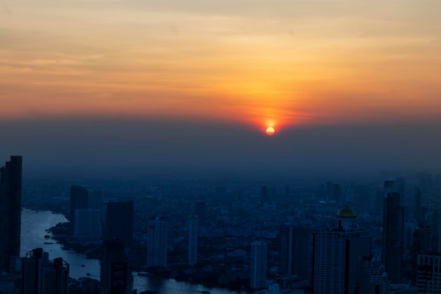 Sonnenuntergang am Abend in einer großen MetropoleWunderschönes Panorama des Sonnenuntergangs