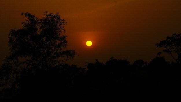 Sonnenuntergang am Abend mit orangefarbenem Effekt