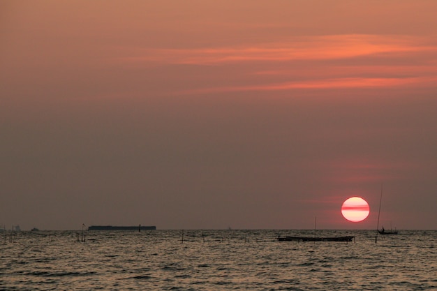 Sonnenuntergang am Abend und am Meer.