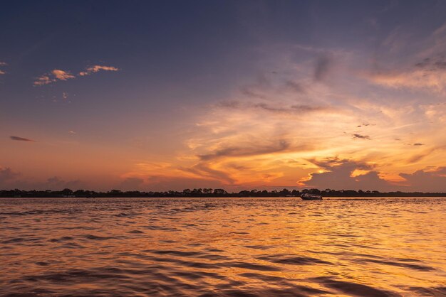 Sonnenuntergang am Amazonas. Kolumbien.