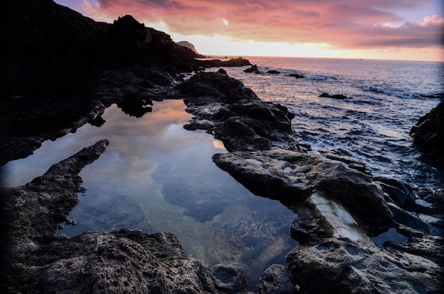 Sonnenuntergang am Atlantischen Ozean auf der Kanarischen Insel Spanien