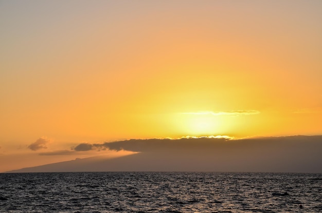 Sonnenuntergang am Atlantischen Ozean in Teneriffa Kanarische Insel Spanien