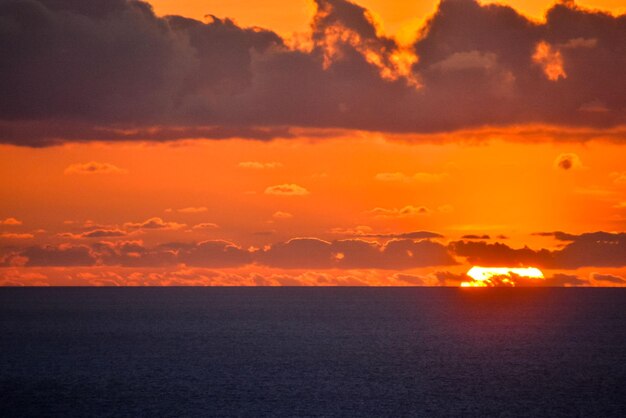 Sonnenuntergang am Atlantischen Ozean in Teneriffa Kanarische Insel Spanien