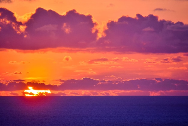 Sonnenuntergang am Atlantischen Ozean in Teneriffa Kanarische Insel Spanien