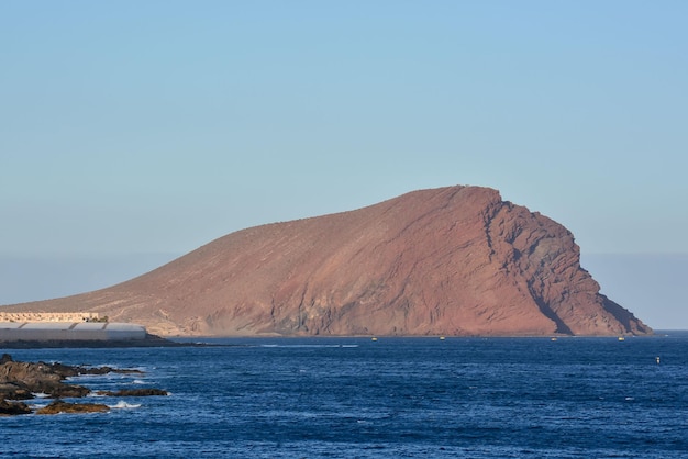 Sonnenuntergang am Atlantischen Ozean mit einem Berg im Hintergrund El Medano Teneriffa Kanaren Spanien