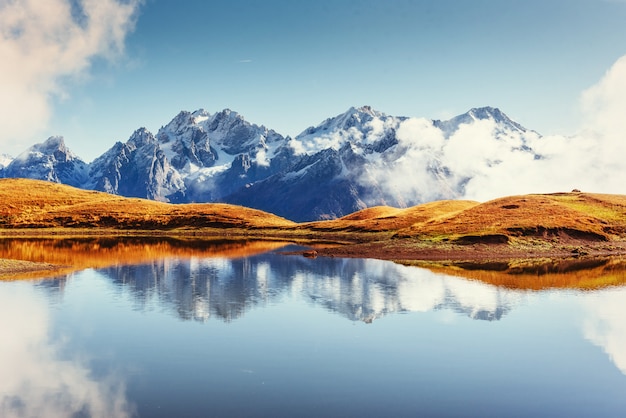 Sonnenuntergang am Bergsee Koruldi. Oberes Swanetien, Georgien, Europa