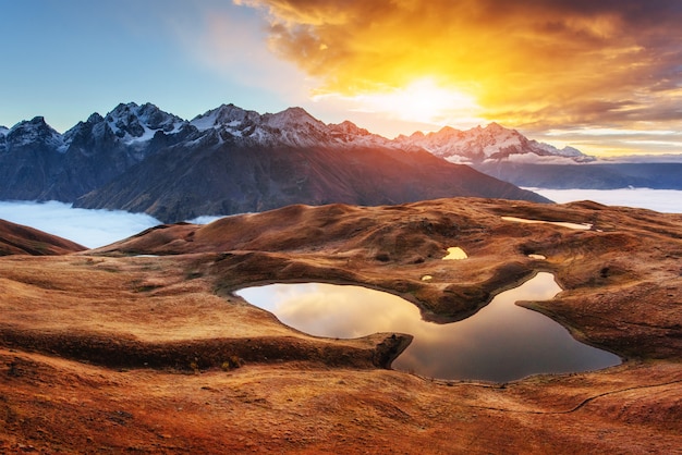 Sonnenuntergang am Bergsee Koruldi. Oberes Swanetien, Georgien, Europa.