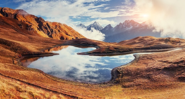 Sonnenuntergang am Bergsee Koruldi. Oberes Swanetien, Georgien, Europa.