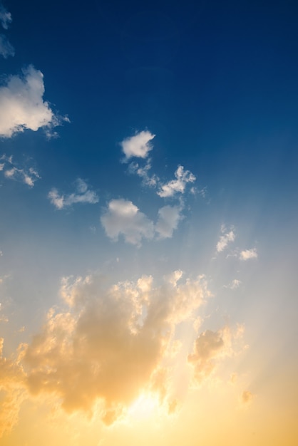 Sonnenuntergang am blauen Himmel mit Wolken