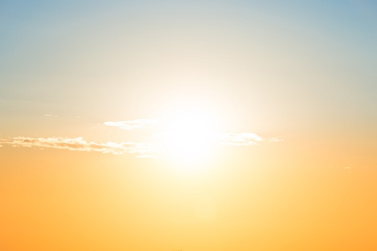 Sonnenuntergang am blauen und orangefarbenen Himmel mit Sonne und Wolken