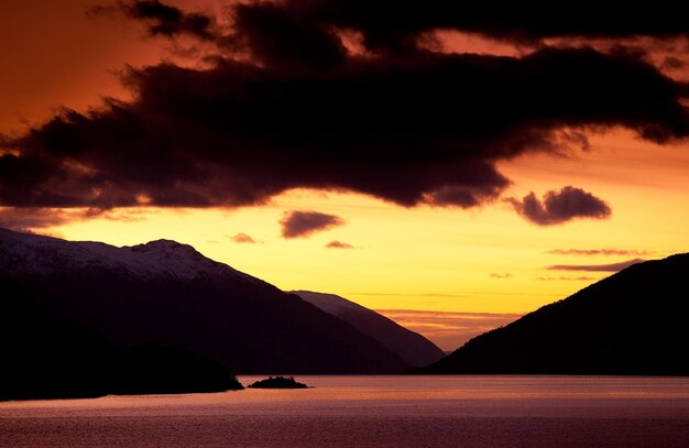 Sonnenuntergang am Fjord. Norwegen.