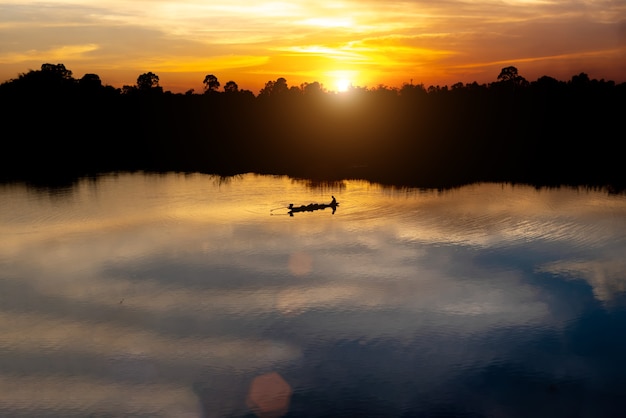 Sonnenuntergang am Fluss