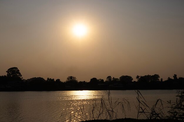 Sonnenuntergang am Fluss