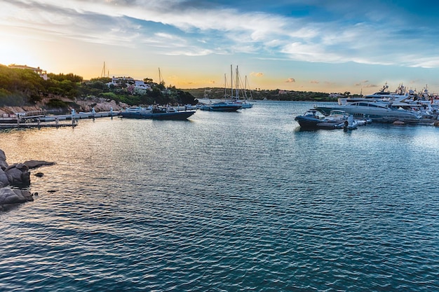 Sonnenuntergang am Hafen mit Luxusyachten in Porto Cervo Sardinien Italien Die Stadt ist ein weltweit bekannter Ferienort und ein Magnet für Luxusyachten und ein Tummelplatz für Milliardäre