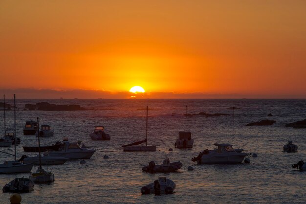 Sonnenuntergang am Hafen von Tregastel