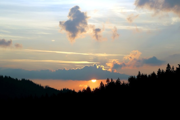 Sonnenuntergang am Himmel über den Bergen