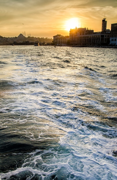 Sonnenuntergang am Himmel von Istanbul mit Meereswelle