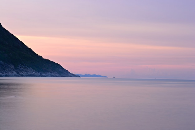 Sonnenuntergang am idyllischen tropischen Strand