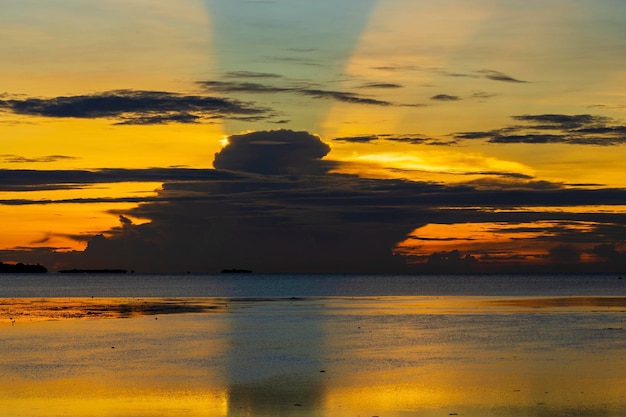 Sonnenuntergang am Indischen Ozean auf der Insel Sansibar Tansania Afrika