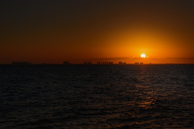 Sonnenuntergang am Karibischen Meer in Orangetönen