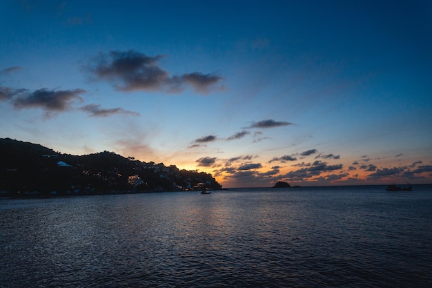 Sonnenuntergang am Meer auf der Insel
