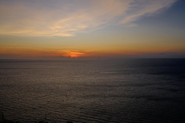 Foto sonnenuntergang am meer in thailand