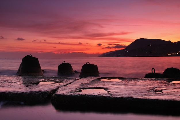 Sonnenuntergang am Meer mit Pier