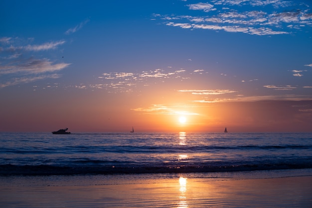 Sonnenuntergang am Meer Phuket Sonnenaufgang am bunten Ozean Natur Landschaftshintergrund des Strandes mit Kopienraum