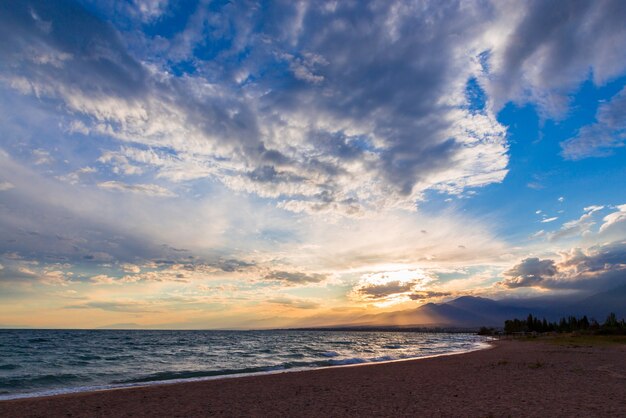 Sonnenuntergang am Meer, schöne Berge und Wolken