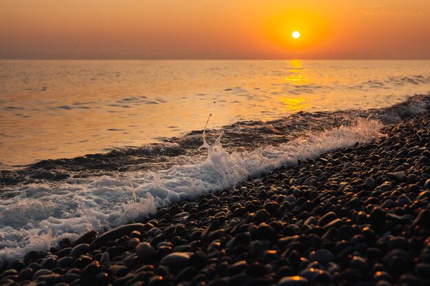 Sonnenuntergang am Meer Schöner Sonnenuntergang am Strand und Meer