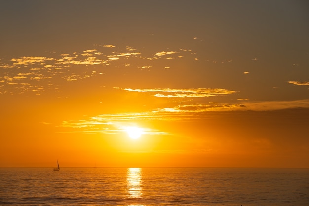 Sonnenuntergang am Meer. Sonnenaufgang am Strand. Bunter Ozeanstrandsonnenaufgang.