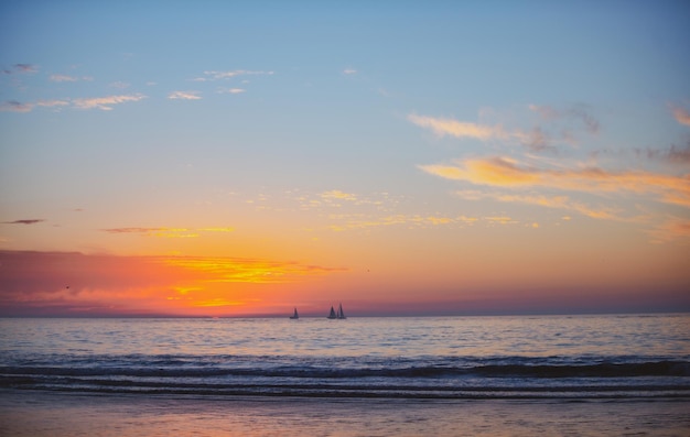 Sonnenuntergang am Meer Sonnenaufgang am Strand Bunter Ozeanstrandsonnenaufgang