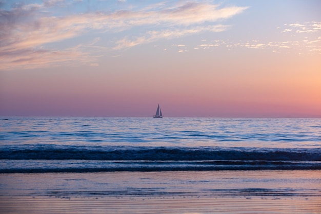 Sonnenuntergang am Meer. Sonnenaufgang am Strand. Bunter Ozeanstrandsonnenaufgang.