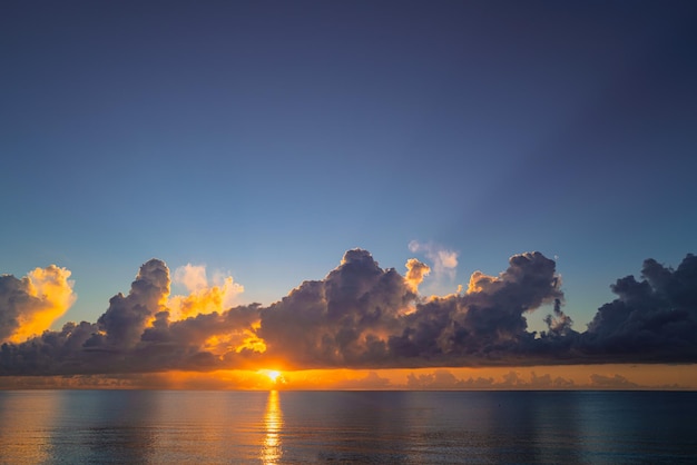 Sonnenuntergang am Meer Sonnenuntergang am Strand Sonnenaufgang Meer am tropischen Strand Landschaft des schönen Strandes beautif