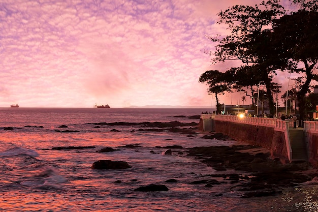 Sonnenuntergang am Rande von Barra Salvador Bahia Brasilien mit rötlichem Himmel