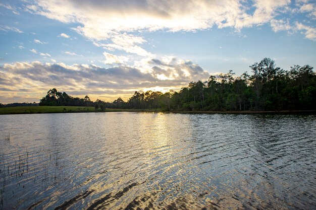 Sonnenuntergang am Reservoir auf Khao Yai National Park, Thailand