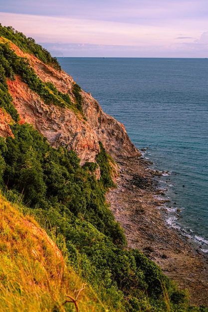 Sonnenuntergang am Riesenfelsen auf der Insel Larn Koh Larn Schönes Meer bei Chonburi Thailand