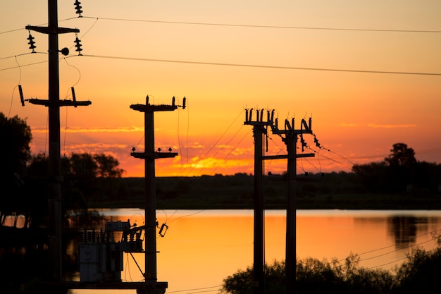 Sonnenuntergang am Rio de la Plata mit elektrischen Leitungen Argentinien