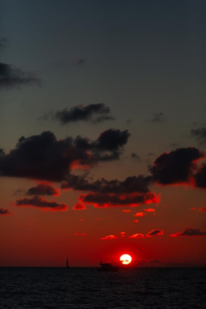 Sonnenuntergang am Schwarzen Meer im Herbst