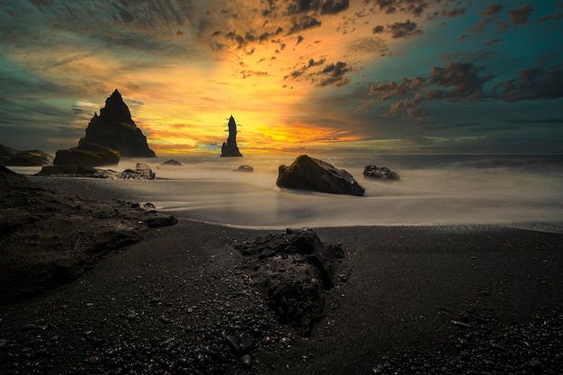 Sonnenuntergang am schwarzen Strand von Island