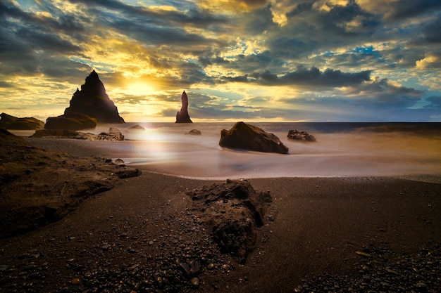 Sonnenuntergang am schwarzen Strand von Island