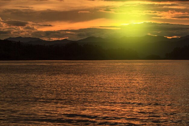 Sonnenuntergang am See, Nationalpark Thailand Kaeng Krachan