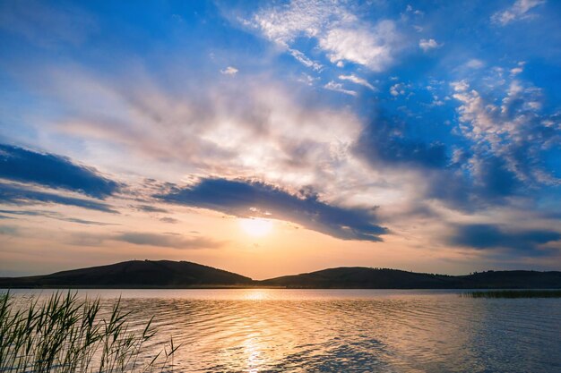 Sonnenuntergang am See. Schöne Sommerlandschaft.