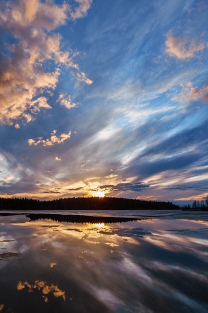 Sonnenuntergang am See. Ulmensee. Karelia.