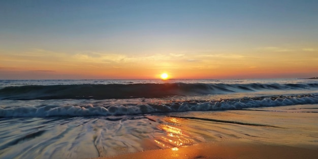 Sonnenuntergang am Strand mit Meereswellen