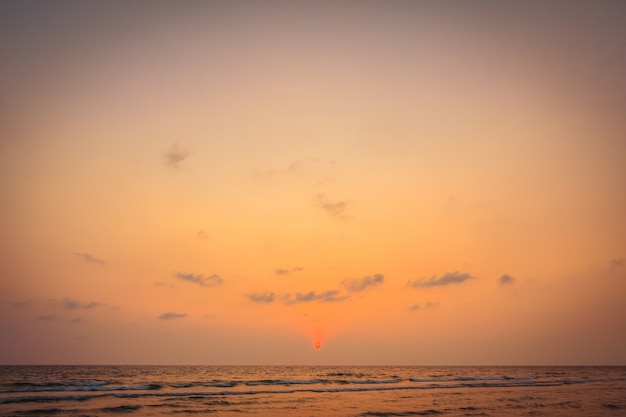 Sonnenuntergang am Strand und Meer