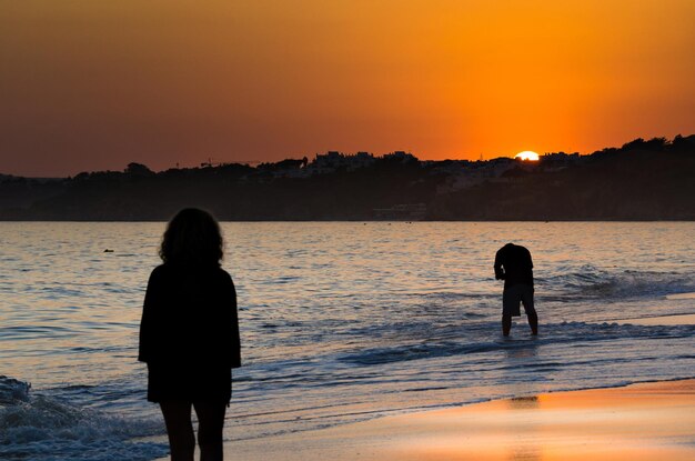 Sonnenuntergang am Strand Unserer Lieben Frau von Rocha in Lagoa, Algarve, Portugal.